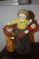 MAPUCHE CON NIÑA Y BEBE EN BRAZOS